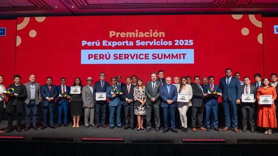 Reconocimiento a la excelencia en la exportación de servicios en el Peru Service Summit 2025